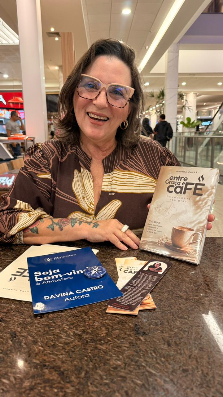 Davina Castro apresentando o devocional Entre Graça e Café — 100 Dias
