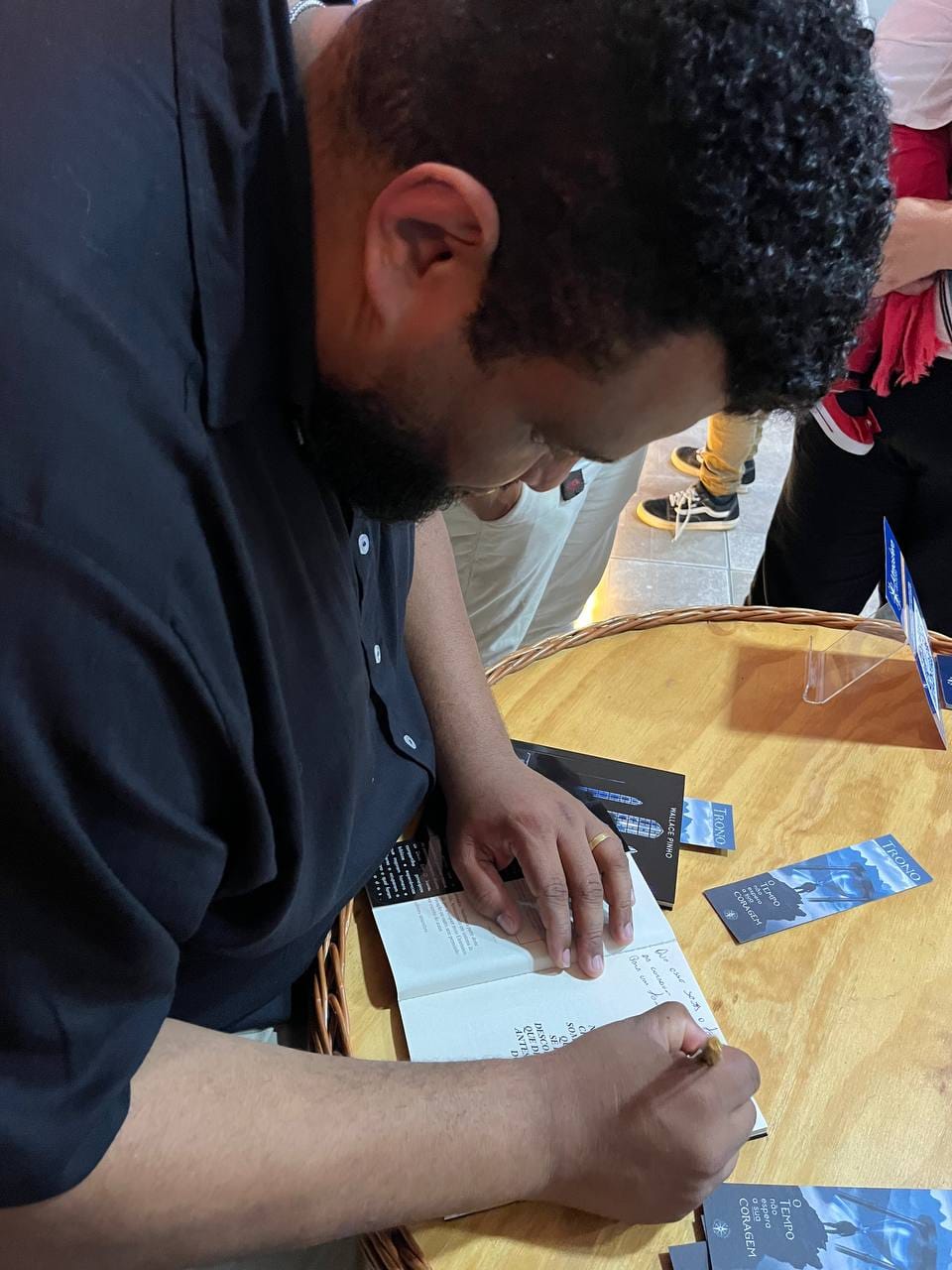 Wallace Pinho autografando o livro Trono